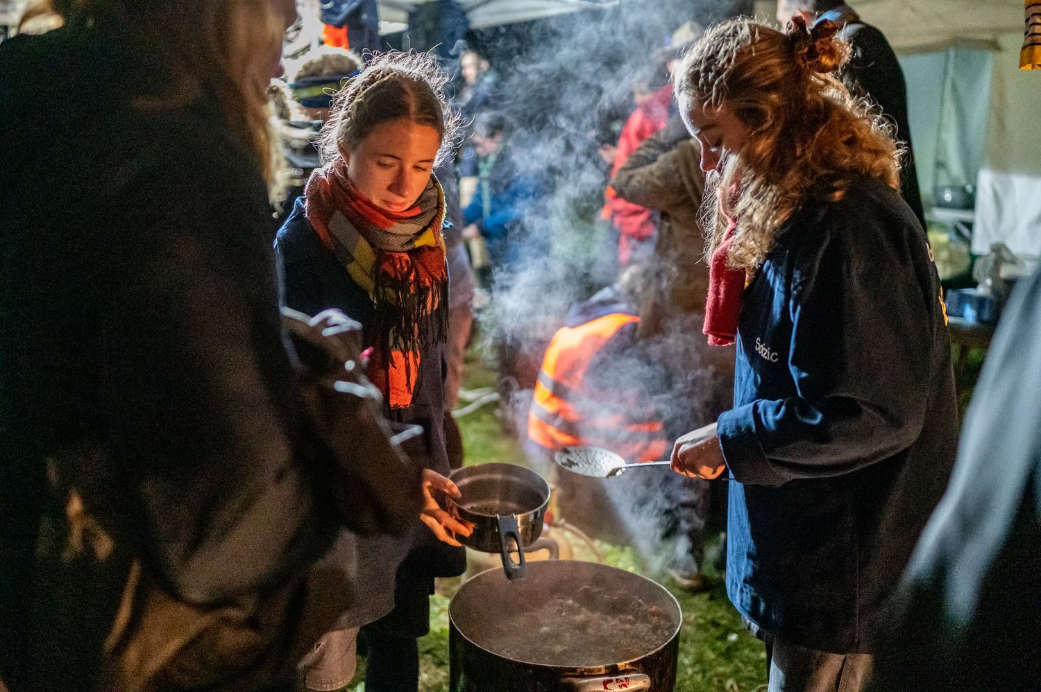 photos scout mangeant de la soupe